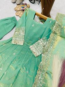 Costume Anarkali en soie vert traditionnel indien pakistanais pour femmes avec dupatta brodé, longueur au sol, tenue de mariage, coupe classique - Product Image 4
