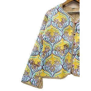 เสื้อแจ็คเก็ตผ้าฝ้ายลายดอกไม้สีเหลืองแบบควิลท์  งานแฮนด์เมด  เป็นมิตรกับสิ่งแวดล้อม  ใส่ได้สองด้าน  กันลม  ได้แรงบันดาลใจจากงานพิมพ์บล็อกเมืองชัยปุระ สำหรับผู้หญิง - Product Image 2