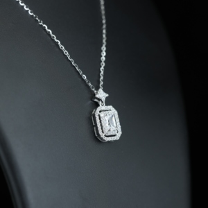 Collar de Plata 925 con Dije de Moissanita Corte Esmeralda y Diamantes Finos para Mujer - Product Image 3