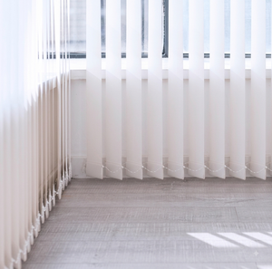 Stores verticaux en tissu modernes, écologiques, personnalisables et sur mesure, avec lamelles réglables pour un contrôle optimal de la lumière et de la confidentialité. - Product Image 1