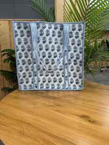 Bolso tote acolchado de algodón con estampado de bloques, bolso tote grande para mujer, elegante bolso tote de hombro para el mercado, bolso de playa ligero, bolso tote con estampado floral - Product Image 3