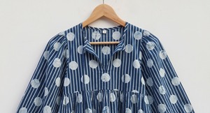 Blusa Casual de Mujer, 100% Algodón, Estampado Floral a Mano con Técnica Indigo, Lazo de Encaje, Transpirable, Estilo Bohemio Étnico, Hecha a Mano - Product Image 3