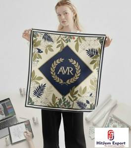 ผ้าพันคอพรีเมียมแบบสั่งทำพิเศษ ดีไซน์พิมพ์ลายแฟชั่น ผ้าคลุมศีรษะ ฮิญาบ ผ้าพันคอเนื้อผ้าไหมนุ่ม สี่เหลี่ยมจัตุรัส คอลเลคชั่นขายส่ง - Product Image 1