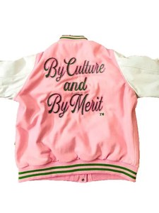 Chaqueta Universitaria Estilo Varsity con Logotipo Personalizado AKA 1908, Corte Regular, Parches Bordados, Estilo Vintage, Tejido Grueso - Product Image 2