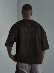 เสื้อยืดคอกลมแขนสั้นสีดำฟอกทรงโอเวอร์ไซส์สำหรับผู้ชาย ผ้าคอตตอนฟอกสีแบบแอซิดวอช ทรงครอป ทรงบ็อกซี่ หนานุ่ม ขายส่งจากสหรัฐอเมริกา - Product Image 4
