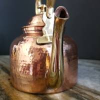 Bouilloire en cuivre avec poignée et bec verseur en laiton, capacité de 1,5 L, couvercle inclus, écologique, sans BPA, compatible micro-ondes, compatible lave-vaisselle, théière indienne