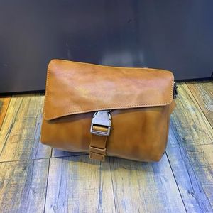 Sac Ando pour homme en cuir de vache véritable, sac bandoulière vintage avec rabat, fermoir métallique et sangle réglable - Product Image 3