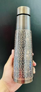 Botella de Cobre Premium con Vasos, Diseño Grabado con Acabado Antiguo, a Precio de Exportación al por Mayor - Product Image 2