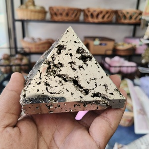 Pirámide de Pirita Natural de Gujarat, Cristal Tallado con Acabado Realista para Decoración del Hogar y Regalos, Venta al Por Mayor - Product Image 2