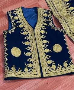 Chaleco afgano verde bosque para hombre, estilo Kuchi, con elaborado trabajo de espejos y cadenas colgantes con monedas para bodas tradicionales. - Product Image 3