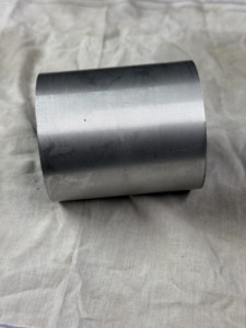 Cilindro de metal pulido fundido para aplicaciones industriales - Product Image 3