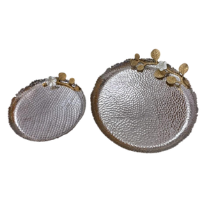Plateau de service et plats de présentation au design attrayant, qualité supérieure, forme ronde, plateau de service martelé avec accent floral - Product Image 1
