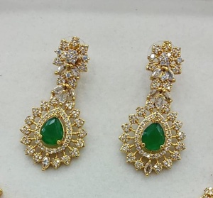 Parure de collier ras-du-cou victorien plaqué or avec pierres vert émeraude et boucles d'oreilles chaîne à maillons effet diamant pour mariage nuptial sud-indien - Product Image 4