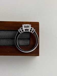 Bague en argent 925 original avec moissanite taille émeraude 2 carats, éclatante et somptueuse, idéale pour un mariage, un anniversaire ou comme cadeau pour elle. - Product Image 5