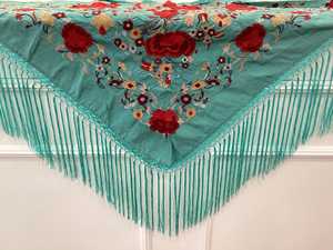 Camino de Mesa de Seda Teal Bordado con Patrón Floral Rojo y Flecos Largos, Hecho a Mano, Rectangular, Decoración para el Hogar - Product Image 1