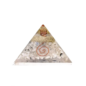 Pendentif pyramide en cristal avec incrustation artisanale et pierres précieuses pour la méditation et la décoration intérieure - Product Image 4