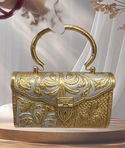 Pochette ovale Kundan en laiton de taille moyenne, dorée, faite à la main, pour mariage indien traditionnel, par f s international - Product Image 2