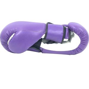 Vente en gros de gants de boxe 8oz pour adultes personnalisables OEM Logo Cuir synthétique Couleur plastique Concevez votre propre caractéristique d'entraînement - Product Image 6