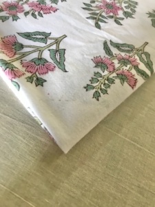 ผ้าฝ้ายพิมพ์ลายด้วยมือ – ลายดอกบุตะสีชมพู |   ฐานสีขาว |   สิ่งทอทำมือจากอินเดีย - Product Image 4