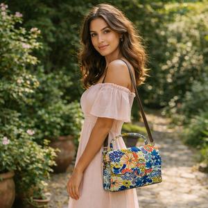 Bolso de Mano Moderno y Vibrante con Parches Florales, Impermeable, Elegante, para Mujer, Tipo Bandolera, Acolchado, Estilo Étnico Vintage - Product Image 2