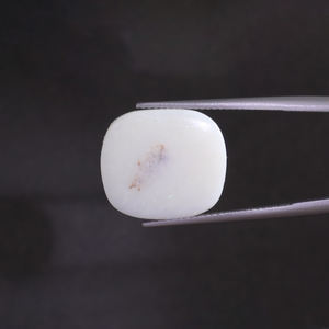 โอปอลสีขาวธรรมชาติ รูปทรงคุชชั่น น้ำหนัก 6.75 กะรัต ขนาด 17.5x15.5 มม. ได้รับการรับรองจาก IGI ขัดเงาด้วยมือ  ลงแว็กซ์/น้ำมัน - Product Image 3