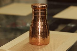 Carafe à eau portable en cuivre martelé au design classique, avec logo personnalisé, 1000 ml, anti-fuite, écologique, pour usage domestique - Product Image 5