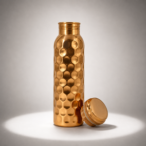 Bouteille d'eau en cuivre, finition satinée lisse avec base texturée, bouteille à boire réutilisable et étanche pour la maison, le bureau, les voyages et le fitness - Product Image 2