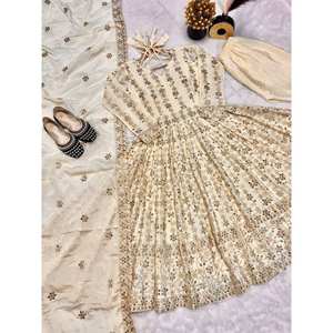 Hermoso Conjunto de Vestido Anarkali y Pantalón para Mujer con Dupatta para Fiestas - Product Image 6