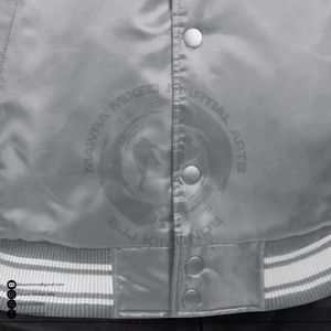 Chaqueta Bomber Vintage de Satén con Parches, Unisex, con Logotipo Personalizado Bordado, Chaqueta Varsity Oversize, Diseño con Parches, Estilo Urbano, OEM - Product Image 4