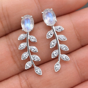 Pendientes colgantes de plata de ley con baño de rodio y microincrustaciones de circonita cúbica de piedra lunar en forma de hoja para mujer, 4.20g, ideales para aniversario. - Product Image 1