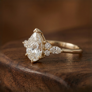 Anillo de Compromiso con Diamante Cultivado en Laboratorio Certificado por IGI, Oro de 14k, Corte Pera con Detalles Redondos Marquise, Fabricante de Joyería al por Mayor - Product Image 5
