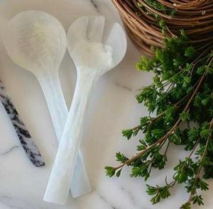Dúo de Cucharas para Ensalada y Servir de Resina Hechas a Mano, Vajilla de Lujo Sostenible para Cocinas Modernas, Fiestas y Regalos - Product Image 6