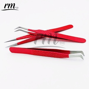 Pinza de Precisión para Extensión de Pestañas RMI, de Acero Inoxidable con Recubrimiento Rojo y Agarre de Diamante Antiestático - Product Image 5