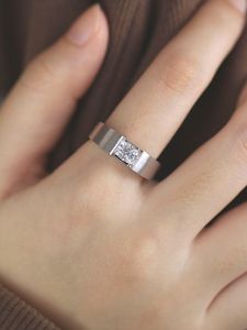Bague pour homme en argent 925 avec moissanite taille coussin 1 carat, finition brossée, sertie par tension, style moderne raffiné, cadeau pour personne spéciale - Product Image 4