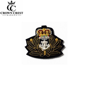 Insignia Bordada Premium para Boina, Personalizada con Hilo Dorado, Accesorio de Ropa, Insignia para Coser en la Prenda, Artesanía Detallada - Product Image 1