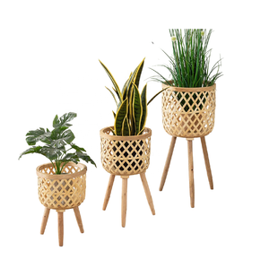 Support de plante en bambou tissé à la main, panier rond pour plantes avec 3 pieds en bois pour la décoration intérieure et extérieure - Product Image 3