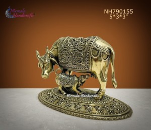 Estatua de ternero de latón hecha a mano, figura de vaca Kamdhenu, acabado vintage, artículo de decoración para el hogar, regalo. - Product Image 3