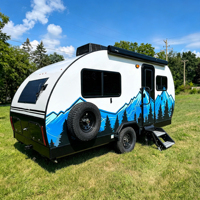 Caravane de camping de luxe en forme de larme, pneus tout-terrain, panneau solaire, climatisation, intérieur confortable pour les voyages en famille et les séjours en forêt