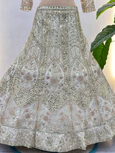 Impresionante Vestido Tradicional Indio Lehenga Choli con Bordado de Mariposas y Lentejuelas, para Bodas, Hecho con Materiales Reciclados - Product Image 6