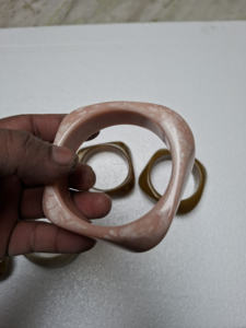 Bracelets en résine colorés tendance avec finition polie pour les marques de bijoux de mode et les acheteurs en gros - Product Image 3