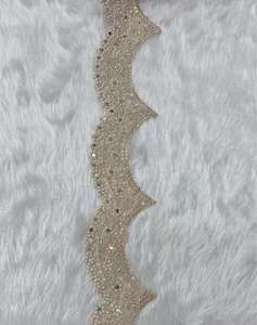 Bordure en dentelle festonnée brodée de perles et de miroirs, style indien, pour kaftan, sari, couture et décoration artisanale - Product Image 2