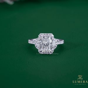 Bague de fiançailles en diamant de laboratoire à trois pierres, design de bagues de mariage, bagues en diamants taille radiant, bijoux fins sur mesure - Product Image 2