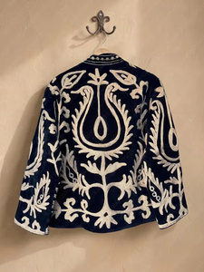 Veste bomber en velours d'hiver réversible vintage brodée à la main en style indien Suzani pour femmes, à rayures florales, boutonnée, matelassée en coton - Product Image 3