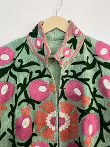 Chaqueta Bordada Floral Suzani Hecha a Mano, Chaqueta Corta Boho de Algodón Verde para Mujer con Patrón Étnico Rosa - Product Image 3