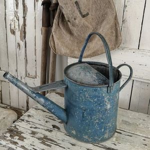 Elegante regadera de metal para plantas de interior, diseño moderno, cuerpo resistente al óxido, boquilla larga, fácil agarre. - Product Image 4