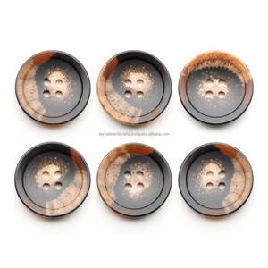 Accessoires de bouton en résine motif corne personnalisé Veste de costume de chemise à 4 trous Manteau en plastique en résine marron fantaisie - Product Image 4