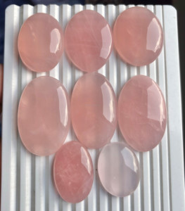 Cuarzo Rosa Fuego Azul Natural, Corte Cojín, Cabujón Pulido Liso, Gema Suelta con Juego de Color de Rajastán para Fabricación de Joyas - Product Image 1