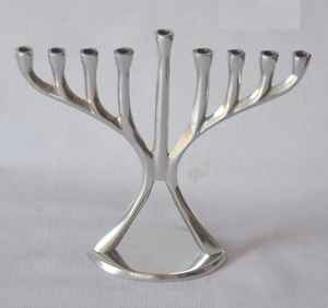 เชิงเทียนฮานุกคาอะลูมิเนียม |   เชิงเทียน 9 กิ่ง ทำมือ ทนทาน ทนความร้อน เป็นมิตรกับสิ่งแวดล้อม |   สีทองเมทัลลิกสุดหรู - Product Image 3