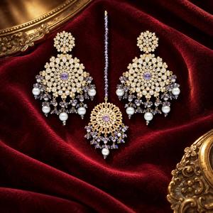 Pendientes de piedra morada chapados en oro y conjunto de Maang Tikka con perlas de imitación, fabricante pakistaní de joyería nupcial, suministro al por mayor. - Product Image 3