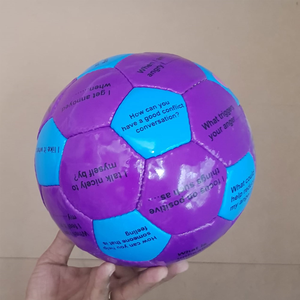 Balón de Fútbol Morado y Azul con Serigrafía de Preguntas para el Aprendizaje Emocional y el Desarrollo de Habilidades de Comunicación - Product Image 1